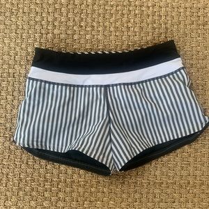 Lululemon Women’s Groovy Run Shorts Black & White Stripe Size 4 🖤